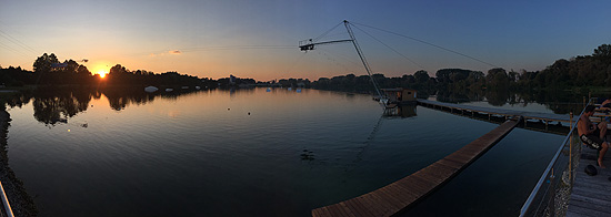 nach 20.30 Uhr endet im Juli der Betrieb der Anlage - denn gibt es herrliche Sonnenuntergänge am Lorenzisee zu erleben